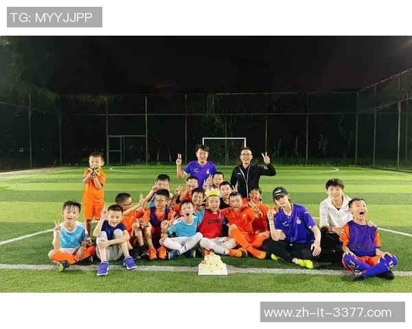 年轻足球球星转型教练引领新一代球员成长之路